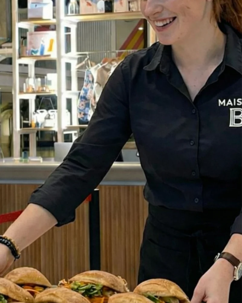 Maison B — équipe en service